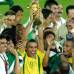 AP - Su primera convocatoria para la selección de Brasil le llegó a los 17 años. En su carrera con el equipo nacional marcó 62 goles en 97 partidos.