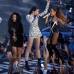 Reuters - ... y y luego cuando tuvo un problema de vestuario mientras cantaba &quot;Bang, Bang&quot; con Ariana Grande y Jessie J. &quot;Me sent&#237; incre&#237;ble abriendo el show, y no nos dio tiempo de terminar de cerrar el vestido&quot;, explic&#243; Minaj tras bastidores.