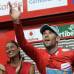 - En el podio el que disfruta es el italiano Vincenzo Nibali.