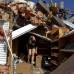 Reuters - Poderosas tormentas que generaron tornados azotaron el Oeste Medio de Estados Unidos. Por lo menos seis personas han muerto en Illinois, tres m&#225;s en Missouri.