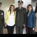 Foto Manuel Saldarriaga - Justo antes de empezar la ceremonia de despedida en la Direcci&#243;n Nacional de la Polic&#237;a, la familia Naranjo Luque se re&#250;ne. Est&#225;n acompa&#241;ados del Jos&#233; Roberto Le&#243;n Ria&#241;o, director designado de la Polic&#237;a.