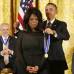 Reuters - Oprah Winfrey recibe la medalla presidencial de la liberta de manos del presidente de Estados Unidos.