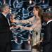 AFP - Angelina Jolie y Sidney Poitier entregan el premio de Mejor Director a Alfonso Cuar&#243;n por Gravity.