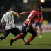 AP - El &#250;nico gol lleg&#243; a los 22 minutos tras un centro del veterano astro Roberto Carlos, que el defensor de Corinthians William desvi&#243; primero, para que luego Juan Valencia, del Medell&#237;n, metiera la pelota en su propio arco al intentar despejar.