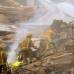 AP - Los bomberos tambi&#233;n tuvieron que sofocar varios conatos de incendio tras el movimiento tel&#250;rico.