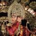 AP - Es un artista indio, vestido como el dios hind&#250; Rama, listo para participar en el festival de Dussehra.