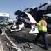 Reuters - Fueron varias las personas que ayudaron a remover las partes de carros que quedaron en el camino.