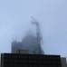 Reuters - El edificio donde estaba montada la gr&#250;a est&#225; situado en el concurrido barrio de Vauxhall, en la orilla del r&#237;o T&#225;mesis, al lado de una estaci&#243;n de metro y a tan solo unos minutos de los servicios secretos brit&#225;nicos MI6. Los fallecidos fueron el piloto del helic&#243;ptero y otra persona, de acuerdo con la polic&#237;a.