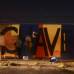 Reuters - Estudiantes pintan en un mural en honor al presidente de Venezuela, Hugo Ch&#225;vez despu&#233;s de su muerte fue anunciada, en la Ciudad de Panam&#225;.