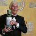 FOTO AP - La 19 edici&#243;n de los premios SAG celebr&#243; la carrera del c&#243;mico Dick Van Dyke, quien demostr&#243; que a sus 87 a&#241;os a&#250;n mantiene mucha de la energ&#237;a y agilidad que caracterizaron a sus personajes, como por ejemplo el deshollinador de Mary Poppins.