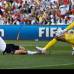 Reuters - En el 23, Alemania marc&#243; el gol m&#225;s simple del f&#250;tbol. El meta Neuer lanz&#243; la bola a tres cuartos del campo, Klose gan&#243; el forcejeo a Upson y, a media ca&#237;da dentro del &#225;rea, alarg&#243; la pierna derecha para batir a James en su salida.