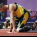 Reuters - Pistorius, Blade runner, como es conocido en los medios de comunicaci&#243;n anglosajones, parti&#243; en la primera serie por la calle 6, moviendo a gran velocidad las pr&#243;tesis de carbono que utiliza en ambas piernas.