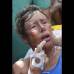 REUTERS - Al tocar tierra fue colocada en una camilla y atendida por equipos m&#233;dicos, que le insertaron suero intravenoso. Ten&#237;a los labios hinchados.