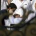 AP - Los m&#233;dicos escoltan al ex presidente egipcio Hosni Mubarak, de 85 a&#241;os, en su traslado en un helic&#243;ptero ambulancia al Hospital Militar Maadi de la prisi&#243;n de Tora en El Cairo.