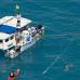 AP - El equipo que la escoltaba cargaba m&#225;quinas que emanaban un tenue campo magn&#233;tico a su alrededor, a fin de ahuyentar a los tiburones. Una embarcaci&#243;n pasaba un cord&#243;n por el mar a fin de orientarla.