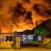 Edwin Bustamante - Adem&#225;s de las bodegas de AKT, los bomberos debieron trabajar en dos bodegas aleda&#241;as para que no se extendiera el incendio.