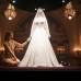 AP - El nombre de los creadores del celebrado vestido se mantuvo en secreto hasta el momento en que la novia sali&#243; de su hotel camino de la Abad&#237;a de Westminster y fue una de las pujas m&#225;s populares en las salas de apuestas.