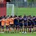 FOTO AFP - Cerca de 800 aficionados acompañaron a la Selección Colombia que cumplió este lunes con el entrenamiento del día en la sede del Sao Paulo, en Cotía.