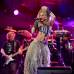 Reuters - La barranquillera Shakira, con los brazos descubiertos y una falda de estilo africano, interpret&#243; uno de los himnos del Mundial, Waka Waka (Esto es Africa).