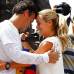 Reuters - El l&#237;der de la oposici&#243;n venezolana abraz&#243; a su esposa, Lilian Tintori, momentos antes de su entrega a las autoridades.