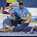AP - El ruso Alexander Kudryavtsev es tratado durante el juego ante Federer.