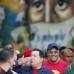Reuters - El actor estadounidense Danny Glover, la premio Nobel de la Paz guatemalteca Rigoberta Mench&#250; y la exsenadora colombiana Piedad C&#243;rdoba acompa&#241;aron al presidente de Venezuela, Hugo Ch&#225;vez, en el colegio de Caracas donde el aspirante a su tercera reelecci&#243;n deposit&#243; su voto.