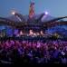 Reuters - Elton John, sentado al piano y con una americana de lentejuelas fucsia, interpretó algunos de sus grandes éxitos como I'm Still Standing y felicitó efusivamente a Isabel II.