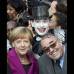 Reuters - La canciller alemana, Angela Merkel posa con el p&#250;blico durante las celebraciones del D&#237;a de la Unificaci&#243;n alemana en las calles de Hannover.