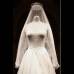 AP - El traje creado por Sarah Burton para el enlace de Catalina con el pr&#237;ncipe Guillermo de Inglaterra se exhibir&#225;, por primera vez, desde ma&#241;ana en los salones de la residencia real, junto a los pendientes, una reproducci&#243;n en pl&#225;stico del ramo de flores, los zapatos que calz&#243; la sonriente duquesa de Cambridge y el pastel de boda original.