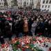 Reuters - Muestras de afecto se sucedieron en la capital, donde millares de personas depositaron velas y otros recordatorios junto a la estatua ecuestre del patrón, San Wenceslao, en cuyo pedestal colgaban fotos de Havel.
