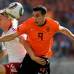 AP - La posesi&#243;n de la pelota fue monopolizada por Holanda, pero Dinamarca lograba armar jugadas r&#225;pidas con unos cuantos toques.
