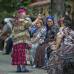 AP - Una mujer gitana, que lleva un traje tradicional, habla a los dolientes del difunto rey de los roman&#237;es o gitanos, Florin Cioaba, en su casa de Sibiu, en la regi&#243;n central de Rumania, Transilvania. El rey muri&#243; a los 58 a&#241;os de un ataque al coraz&#243;n.