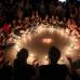 Reuters - Estudiantes en Hanoi, Vietnam, se reúnen alrededor de las velas durante La Hora del Planeta.