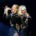 ap - Iggy Azalea y Ora aparecieron en el escenario como mujeres ara&#241;a para interpretar &quot;Black Widow&quot;, poniendo a bailar a Swift, Lorde y Charli XCX.