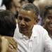 AP - Durante el partido, la multitud pidi&#243; a la pareja Obama que se dieran un beso, lo que sonroj&#243; al mandatario.