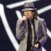 Foto AP - Jagger, que llev&#243; puestos pantalones negros ajustados, camisa negra y una corbata brillante, par&#243; de cantar para agradecer la lealtad de los admiradores de la banda.