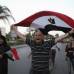 Reuters - En las calles, los opositores de Mohamed Mursi gritaron vivas para el ej&#233;rcito con la bandera nacional de Egipto, despu&#233;s de que se apostaron frente a la sede de la Guardia Republicana en El Cairo.
