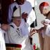 AP - El cardenal protodiácono Jean Louis Tauran colocó al papa Francisco el Palio.