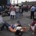 AP - Las miles de personas que quedaron fuera de la Plaza de la Constituci&#243;n pudieron seguir el espect&#225;culo a trav&#233;s de siete pantallas que fueron colocadas en las calles aleda&#241;as al z&#243;calo.