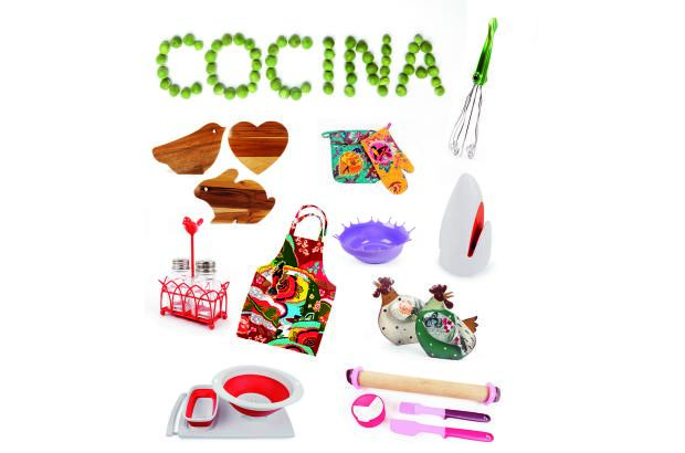 - Mezclador con motivo marino, Pylones; Tablas para servir o picar, de Vida Útil en Casa Trece; Guantes para darle color a la cocina, 902; Los pájaros son un must de la temporada, aquí uno acompaña un salero y pimentero, de Romanza; Patchwork de flores multicolores en este delantal, 902; Divertido frutero splash, Q Design; Un tiburón, el mejor afilador de cuchillos, Inkanta; Gallinas de latón, un aire de campo en la cocina, Delacalle; Tabla para picar y coladores, Inkanta y Todo un set de panadería, AtHome.