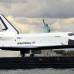 Reuters - El transbordador espacial Enterprise concluy&#243; este mi&#233;rcoles su traves&#237;a por aguas del r&#237;o Hudson, la frontera natural entre Nueva York y Nueva Jersey, hasta su nuevo hogar en el Intrepid, el legendario portaviones convertido en museo naval en uno de los muelles de la costa oeste de la isla de Manhattan.