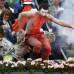 AP - Un hombre que trat&#243; de entrar en la cancha con una bengala encendida interrumpi&#243; el domingo brevemente la final del Abierto de Francia que disputaban Rafael Nadal y David Ferrer. El individuo, descamisado y con una m&#225;scara blanca, emergi&#243; de entre el p&#250;blico cercano a Nadal cuando el espa&#241;ol estaba por hacer su saque en el segundo set en ventaja de 5-1. El intruso ten&#237;a escrito en el vientre la leyenda &quot;Derechos de los ni&#241;os&quot;.