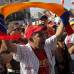 AP - La caravana avanz&#243; por varias calles de Caracas de forma ceremoniosa entre una sentida marea roja que le mandaba besos y le promet&#237;a fidelidad y amor eterno.