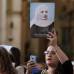 Colprensa - Quien presidió el acto de presentación de las reliquias, el cardenal monseñor Rubén Salazar, expresó que la gente debe orar en presencia de las reliquias de la madre Laura, para implorarle por la paz.