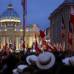 FOTO REUTERS - Peregrinos polacos, que agitaron banderas de colores rojo y blanco de la amada patria natal de Juan Pablo II, estuvieron entre los primeros en llegar a la plaza.