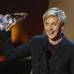 Reuters y AP - La presentadora de televisi&#243;n Ellen DeGeneres inscribi&#243; su nombre en lo m&#225;s alto de la historia de los People&#39;s Choice al conseguir el r&#233;cord como mujer m&#225;s galardonada con su premio n&#250;mero 14.