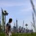 Reuters - Los operarios de la Autoridad Portuaria de Nueva York y Nueva Jersey instalaron la antena con forma de espiral que eleva la altura del imponente edificio hasta 1.776 pies (541 metros).
