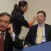 Hernán Vanegas - Mientras Juan Manuel Santos era preparado para las luces de la televisión, Gustavo Petro seguía en su charla telefónica.