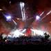 Reuters - El público no dejó de ondear banderas británicas y dio un repaso por la seis últimas décadas de la música anglosajona.