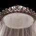 AP - El maniqu&#237; sin cabeza que lo porta sostiene tambi&#233;n la tiara de Cartier con 739 brillantes que la reina dej&#243; a Catalina Midlleton para el d&#237;a en el que se cas&#243; con su nieto mayor y segundo heredero al trono, Guillermo, duque de Cambridge.